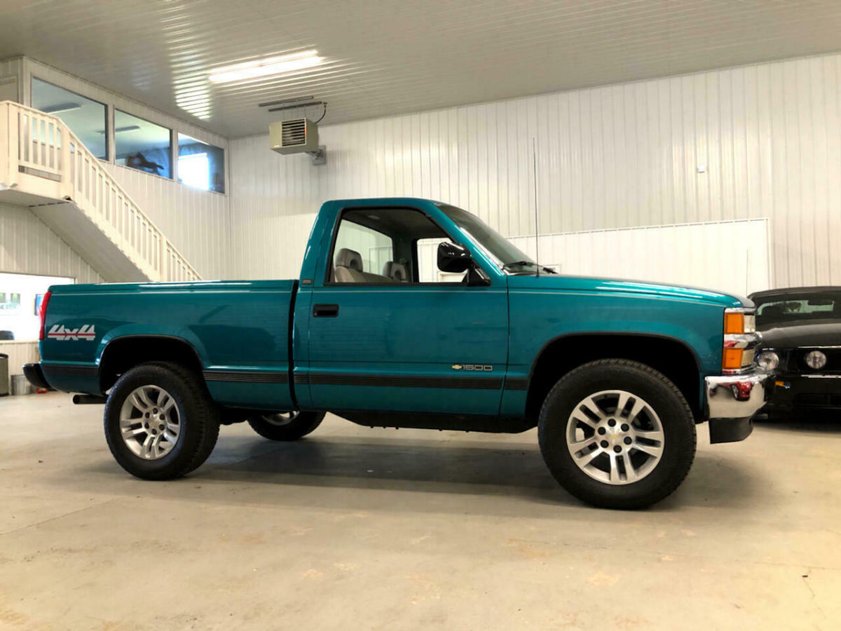 1994 Chevrolet C/K Pickup 1500 Reg Cab 117.5" WB 4WD