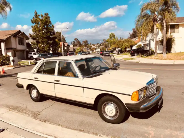 1982 Mercedes-Benz 200-Series