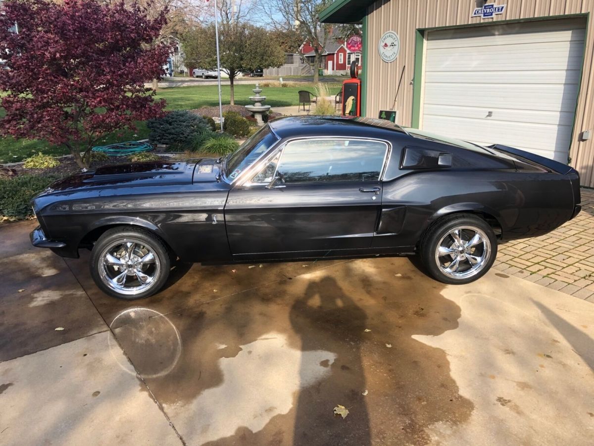 1968 Ford Mustang - FASTBACK - 302 ENGINE - 4 SPEED -