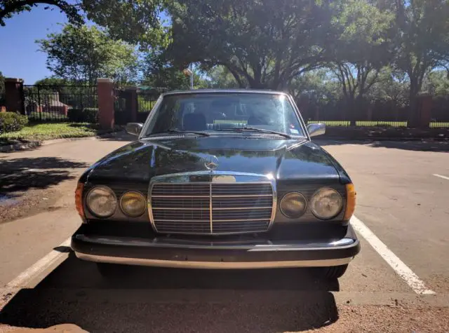 1982 Mercedes-Benz 200-Series