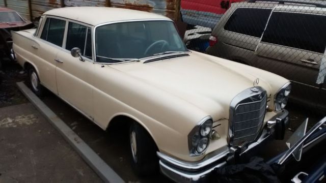 1966 Mercedes-Benz 200-Series 230s