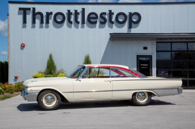 1961 Ford Galaxie Starliner