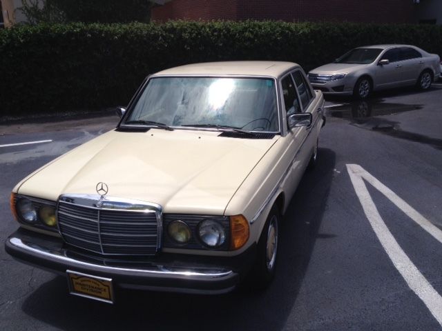 1983 Mercedes-Benz 200-Series 240D