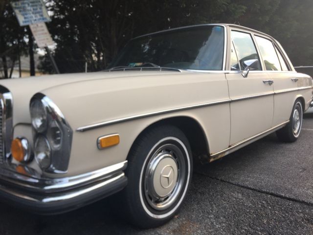 1971 Mercedes-Benz 200-Series