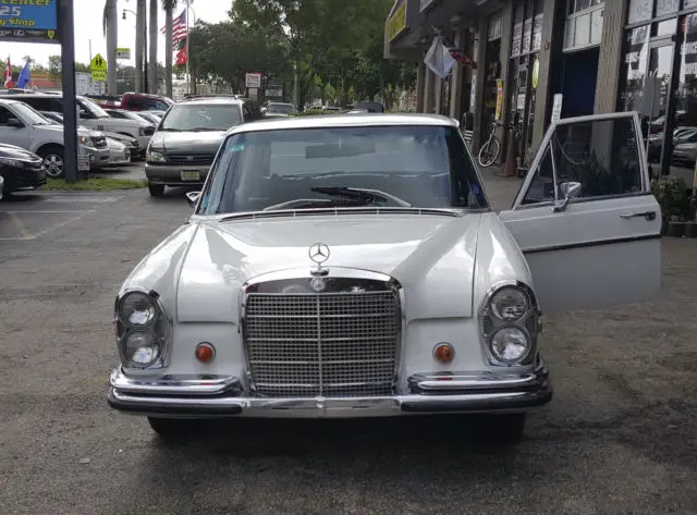 1969 Mercedes-Benz 200-Series