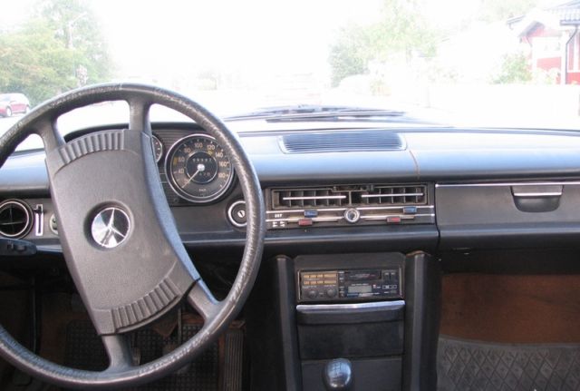 1975 Mercedes-Benz 200-Series