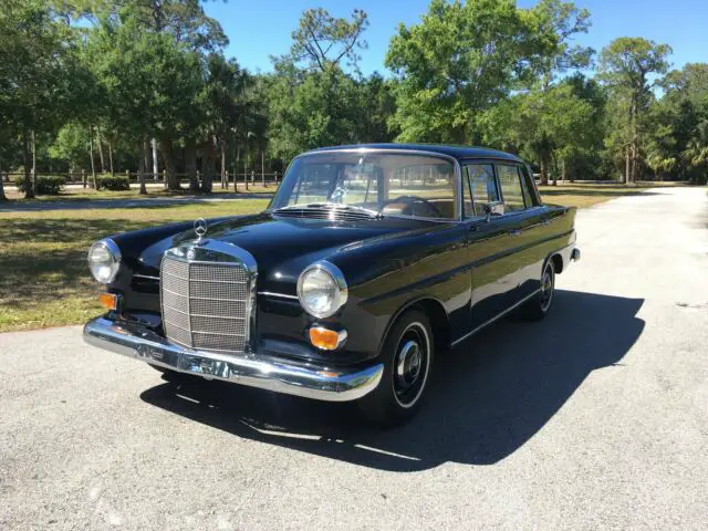 1967 Mercedes-Benz 200-Series 230