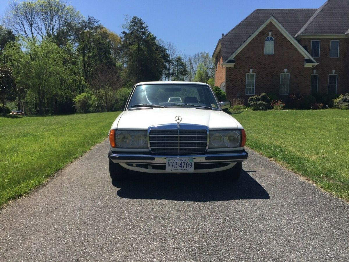 1980 Mercedes-Benz 200-Series sedan