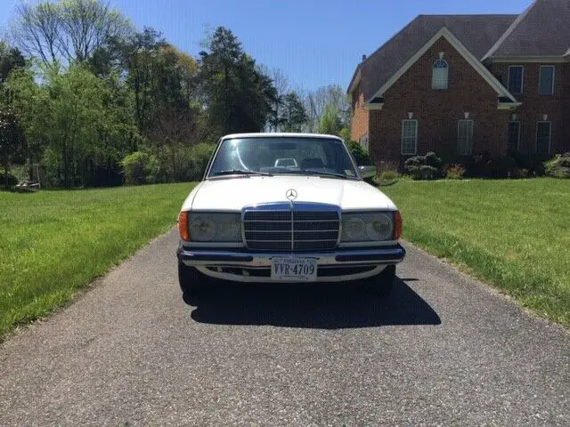 1980 Mercedes-Benz 200-Series