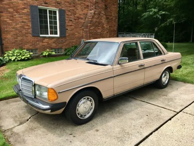 1980 Mercedes-Benz 200-Series