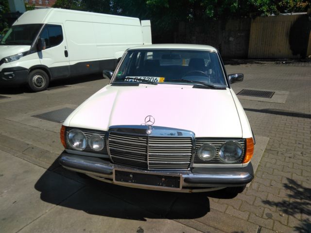 1981 Mercedes-Benz 200-Series 4-doors