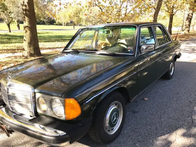 1982 Mercedes-Benz 200-Series