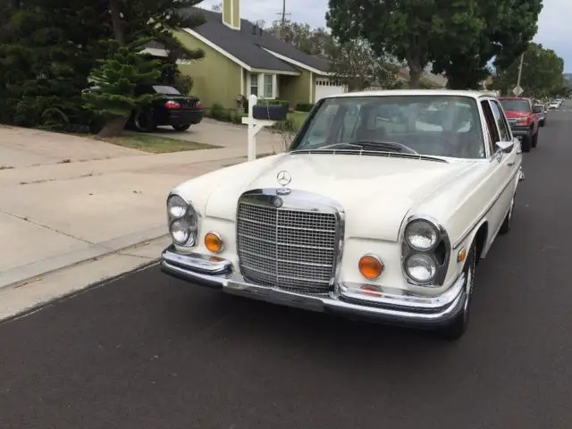 1972 Mercedes-Benz 200-Series