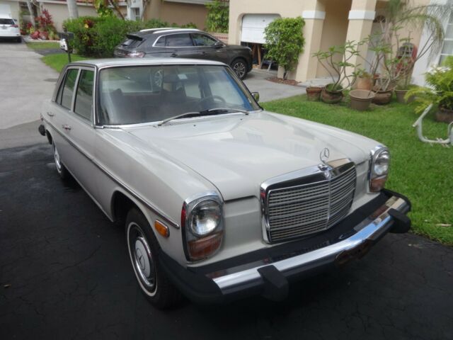 1976 Mercedes-Benz 200-Series