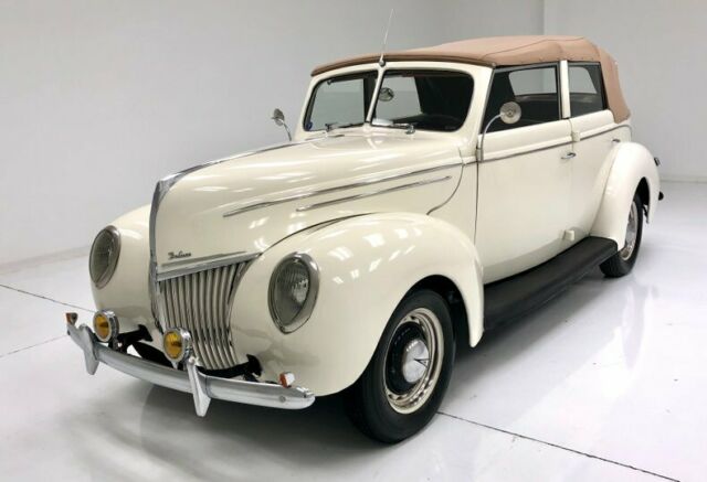 1939 Ford Deluxe Convertible Sedan