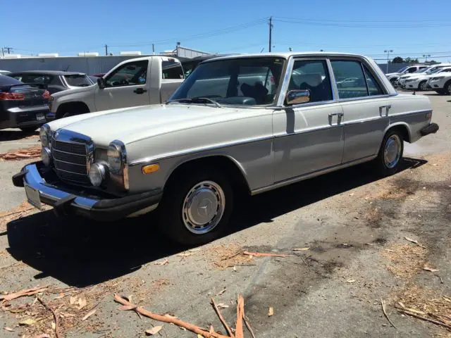 1976 Mercedes-Benz 200-Series