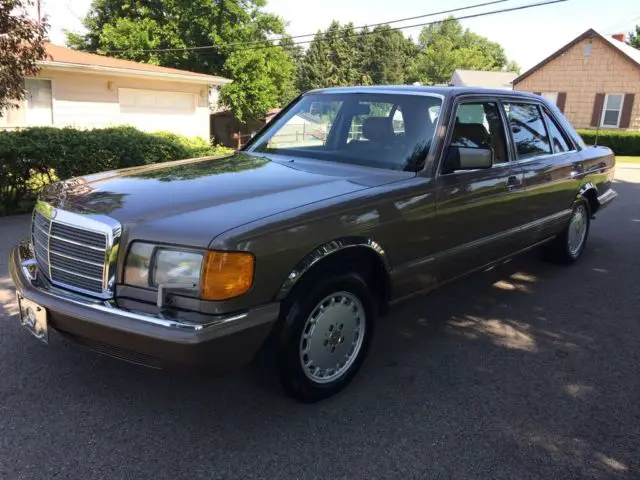 1987 Mercedes-Benz 400-Series