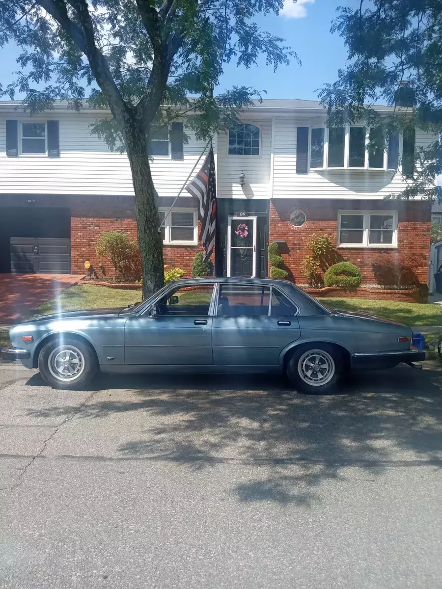 1984 Jaguar XJ6 WITH THE 350 CHEVY ENGINE.... FOR SALE AT LOW PRICE!