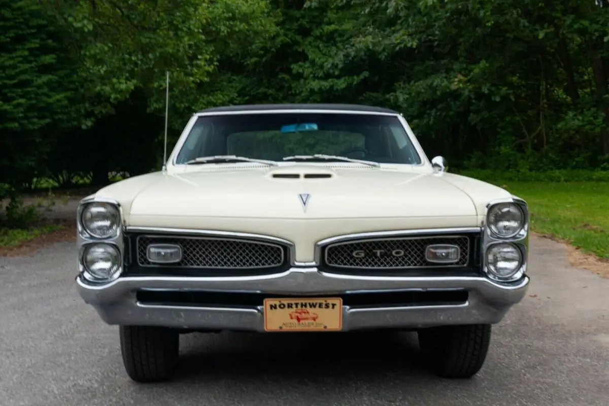 1967 Pontiac GTO black vinyl roof,