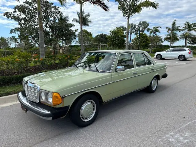 1977 Mercedes-Benz 200-Series