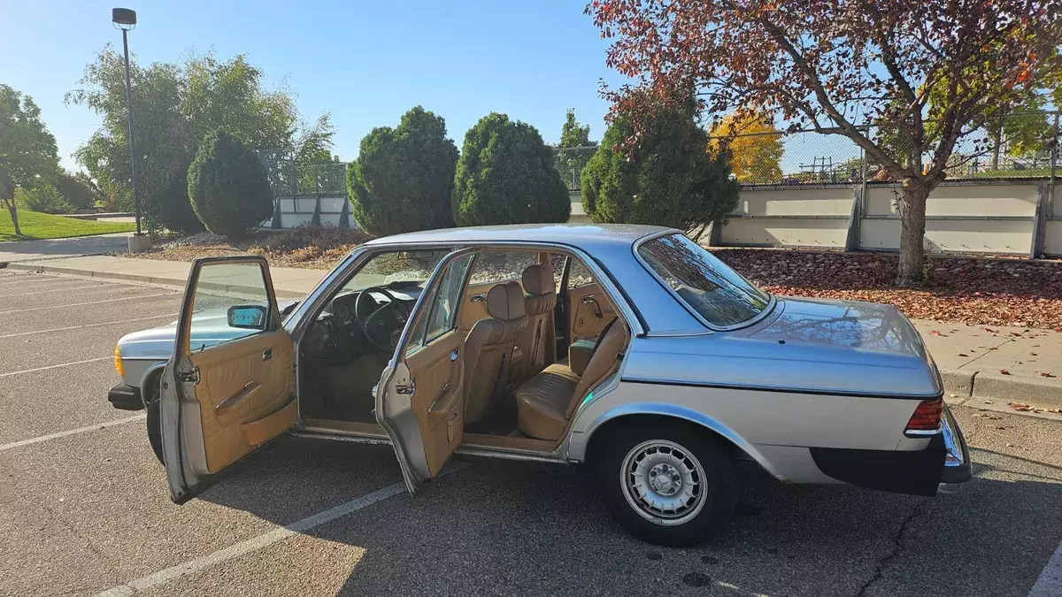 1984 Mercedes-Benz 300-Series