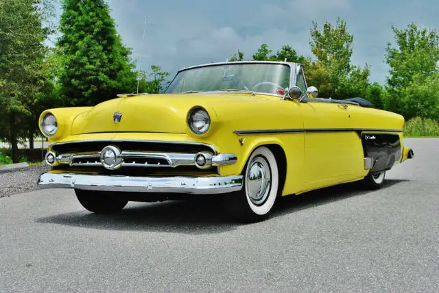 19540000 Ford Sunliner As good as it gets v-8 auto p.s,p.b must see