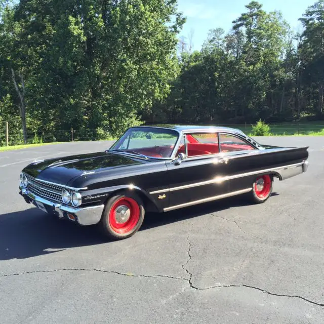 1961 Ford Galaxie STARLINER