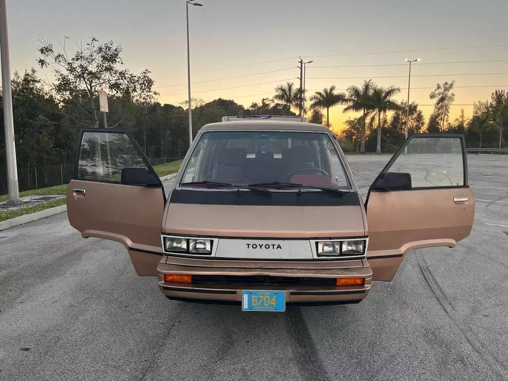 1985 Toyota Van Wagon LE