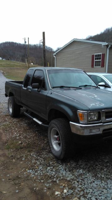 1993 Toyota Tacoma 2 door long bed, side vent windows in front
