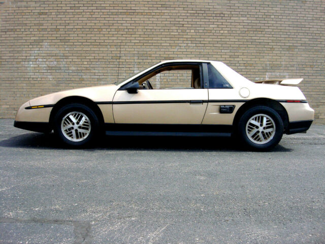 1986 Pontiac Fiero Hard Top Base Coupe