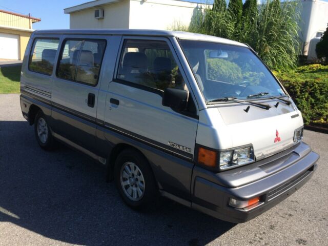 1987 Mitsubishi Van LS