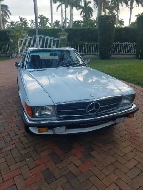 1986 Mercedes-Benz 300-Series marroon