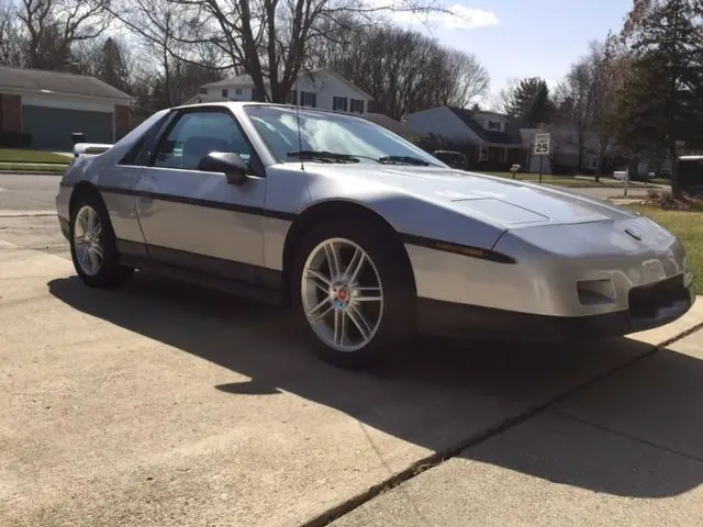 1986 Pontiac Fiero SE Coupe 2-Door