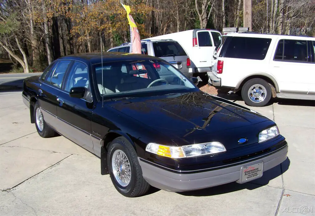 1992 Ford Crown Victoria 30K ULTRA RARE P75 TOURING SEDAN PRISTINE COLLECTOR CAR